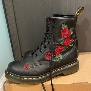 DR. MARTEN rose embroidered boot